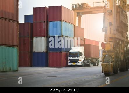 Caricamento di container da RTG in un cantiere di container, concetto di logistica dei container. Foto Stock