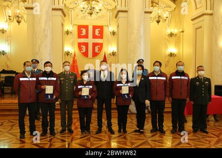 Belgrado, Serbia. 1 Giugno 2020. Il ministro della Difesa serbo Aleksandar Vulin (5° L) e l'ambasciatore cinese in Serbia Chen Bo (4° R) propongono una foto di gruppo con i membri dell'équipe medica di esperti cinesi durante una cerimonia di premiazione a Belgrado, Serbia, 1° giugno 2020. Altri tre membri di un team medico esperto cinese composto da sei persone in Serbia sono stati premiati lunedì con medaglie commemorative militari per la loro assistenza nella lotta contro la pandemia COVID-19. Credit: Yuyu/Xinhua/Alamy Live News Foto Stock