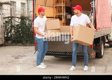Caricatori che prelevano il carico dal camion Foto Stock