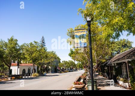 24 maggio 2020 Saratoga / CA / USA - Via fiancheggiata da negozi, caffè e ristoranti nello storico Saratoga Village, nella zona sud della baia di San Francisco; Foto Stock