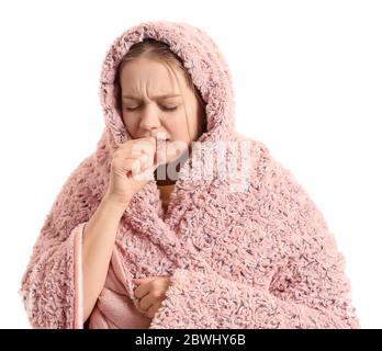 Malata tosse giovane donna avvolta in coperta su sfondo bianco Foto Stock