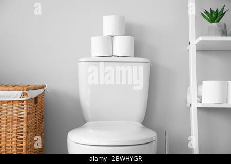 Recipiente per WC e rotoli di carta in bagno Foto Stock