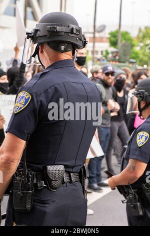 Una manifestazione Black Lives Matter Inland Empire nella città di Riverside, California, USA in protesta della morte di George Floyd un uomo nero di 46 anni, ucciso dalla polizia di Minneapolis il 25 maggio durante l'arresto. Morì dopo che un poliziotto applicò il ginocchio al collo del signor Lloyds per più di nove minuti, mentre il sospetto era a terra e maneggiato. La morte di MR. Floyds ha scatenato massicce proteste in tutti gli Stati Uniti, anche qui a Riverside. Foto Stock