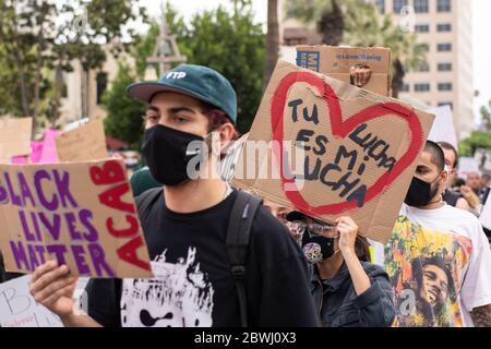 Una manifestazione Black Lives Matter Inland Empire nella città di Riverside, California, USA in protesta della morte di George Floyd un uomo nero di 46 anni, ucciso dalla polizia di Minneapolis il 25 maggio durante l'arresto. Morì dopo che un poliziotto applicò il ginocchio al collo del signor Lloyds per più di nove minuti, mentre il sospetto era a terra e maneggiato. La morte di MR. Floyds ha scatenato massicce proteste in tutti gli Stati Uniti, anche qui a Riverside. Foto Stock