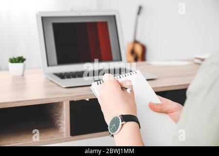 Giovane uomo che lavora a casa, primo piano Foto Stock