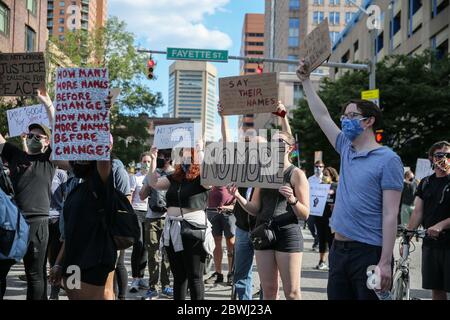 Baltimora, Stati Uniti. 02 giugno 2020. I manifestanti marciano mentre protestano contro l'uccisione della polizia di George Floyd in Minnesota, a Baltimora, Maryland, lunedì 1 giugno 2020. Il poliziotto di Minneapolis Derek Chauvin è stato arrestato e accusato di omicidio di terzo grado e di omicidio di un'inginocchiata sul collo di George Floyd durante un arresto. Foto di Jemal Countess/UPI Credit: UPI/Alamy Live News Foto Stock