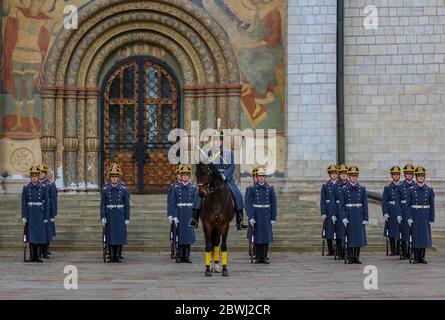 Mosca, Russia - 10 ottobre 2015: Cerimonia del cambio della Guardia Presidenziale nel complesso del Cremlino di fronte alla Cattedrale dell'Assunzione o della Dormizione Foto Stock
