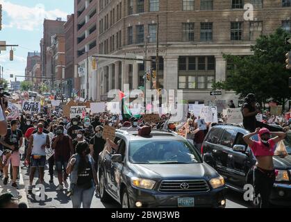 Baltimora, Stati Uniti. 02 giugno 2020. I manifestanti marciano mentre protestano contro l'uccisione della polizia di George Floyd in Minnesota, a Baltimora, Maryland, lunedì 1 giugno 2020. Il poliziotto di Minneapolis Derek Chauvin è stato arrestato e accusato di omicidio di terzo grado e di omicidio di un'inginocchiata sul collo di George Floyd durante un arresto. Foto di Jemal Countess/UPI Credit: UPI/Alamy Live News Foto Stock