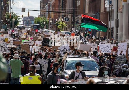 Baltimora, Stati Uniti. 02 giugno 2020. I manifestanti marciano mentre protestano contro l'uccisione della polizia di George Floyd in Minnesota, a Baltimora, Maryland, lunedì 1 giugno 2020. Il poliziotto di Minneapolis Derek Chauvin è stato arrestato e accusato di omicidio di terzo grado e di omicidio di un'inginocchiata sul collo di George Floyd durante un arresto. Foto di Jemal Countess/UPI Credit: UPI/Alamy Live News Foto Stock