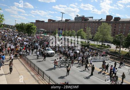 Baltimora, Stati Uniti. 02 giugno 2020. I manifestanti marciano mentre protestano contro l'uccisione della polizia di George Floyd in Minnesota, a Baltimora, Maryland, lunedì 1 giugno 2020. Il poliziotto di Minneapolis Derek Chauvin è stato arrestato e accusato di omicidio di terzo grado e di omicidio di un'inginocchiata sul collo di George Floyd durante un arresto. Foto di Jemal Countess/UPI Credit: UPI/Alamy Live News Foto Stock