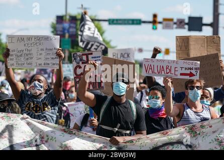 Baltimora, Stati Uniti. 02 giugno 2020. I manifestanti marciano mentre protestano contro l'uccisione della polizia di George Floyd in Minnesota, a Baltimora, Maryland, lunedì 1 giugno 2020. Il poliziotto di Minneapolis Derek Chauvin è stato arrestato e accusato di omicidio di terzo grado e di omicidio di un'inginocchiata sul collo di George Floyd durante un arresto. Foto di Jemal Countess/UPI Credit: UPI/Alamy Live News Foto Stock