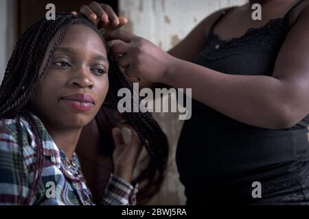 Malawian EDA Soku, nella cittadina di Imizamo Yethu di Hout Bay durante il blocco del coronavirus del Sudafrica, partecipa allo Zimbabwe Elizabeth Mbangami Foto Stock