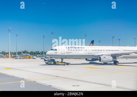 Monaco, Germania - 9 luglio 2019: Lufthansa Airplane presso l'aeroporto internazionale di Monaco in Germania. Taxi aereo Foto Stock