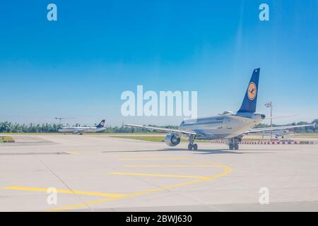 Monaco, Germania - 9 luglio 2019: Lufthansa Airplane presso l'aeroporto internazionale di Monaco in Germania. Taxi aereo Foto Stock