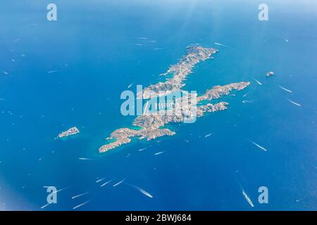 Antenna fuco shot vista di yacht tra Ile Sainte Marguerite e Ile Saint Honorat nel mare mediterraneo Foto Stock
