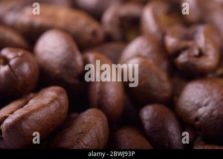 Chicchi di caffè, macro fotografia con profondità di campo poco profonda. Foto Stock