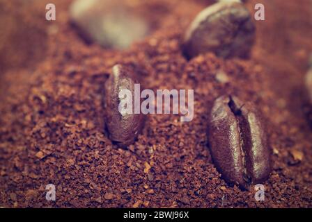 Chicchi di caffè, macro fotografia con profondità di campo poco profonda. Foto Stock