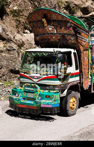 trafic locale, camion e camion, Karakoram Highway, Indo Valley, Karakoram montagna, Gilgit-Baltistan Provincia, Pakistan, Asia meridionale, Asia Foto Stock