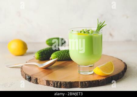 Bicchiere con zuppa di cetrioli fredda sul tavolo Foto Stock