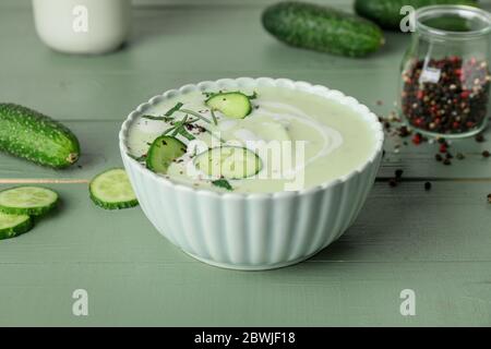 Ciotola con zuppa di cetrioli fredda sul tavolo Foto Stock