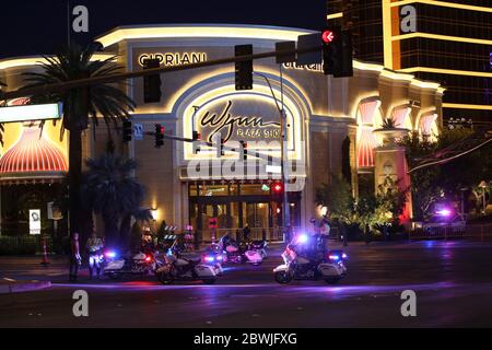 Las Vegas, Stati Uniti. 01 Giugno 2020. Las Vegas, NV - 1 giugno 2020: Cicli di polizia a motore fuori del Wynn e Encore Hotel e casinò durante una manifestazione di protesta Black Lives Matter sulla striscia il 1 giugno 2020 a Las Vegas, Nevada. Credit: Peter Noble/The Photo Access Credit: The Photo Access/Alamy Live News Foto Stock