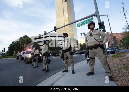 Las Vegas, Stati Uniti. 01 Giugno 2020. Las Vegas, NV - 1 giugno 2020: Ingresso del blocco di polizia al Trump Tower Hotel durante una manifestazione di protesta Black Lives Matter sulla striscia il 1 giugno 2020 a Las Vegas, Nevada. Credit: Peter Noble/The Photo Access Credit: The Photo Access/Alamy Live News Foto Stock