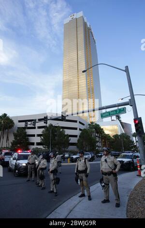 Las Vegas, Stati Uniti. 01 Giugno 2020. Las Vegas, NV - 1 giugno 2020: Ingresso del blocco di polizia al Trump Tower Hotel durante una manifestazione di protesta Black Lives Matter sulla striscia il 1 giugno 2020 a Las Vegas, Nevada. Credit: Peter Noble/The Photo Access Credit: The Photo Access/Alamy Live News Foto Stock