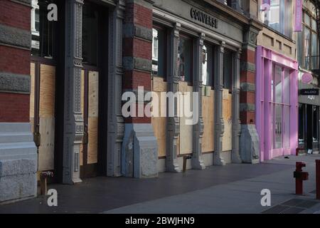 New York, NY, USA - 1 giugno 2020: Le vetrine dei negozi si sono imbarcate su Broadway e Prince Street a New York City dopo 2 notti di saccheggio Foto Stock