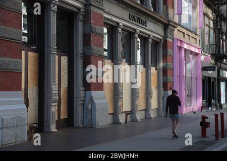 New York, NY, USA - 1 giugno 2020: Le vetrine dei negozi si sono imbarcate su Broadway e Prince Street a New York City dopo 2 notti di saccheggio Foto Stock