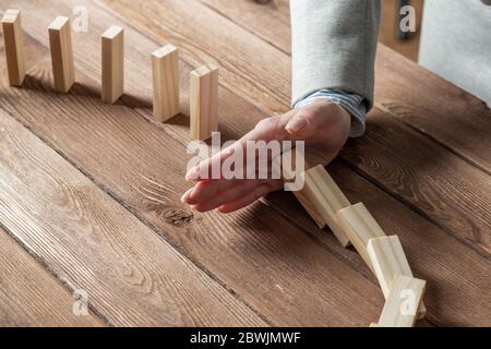 Donna business mano stop effetto domino Foto Stock