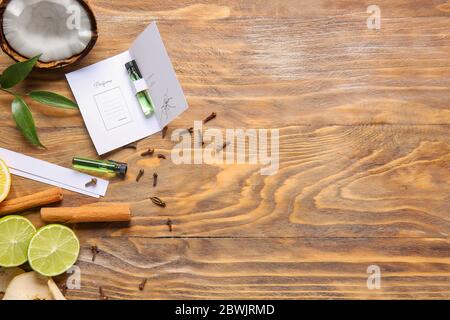 Campioni di profumo su sfondo di legno Foto Stock