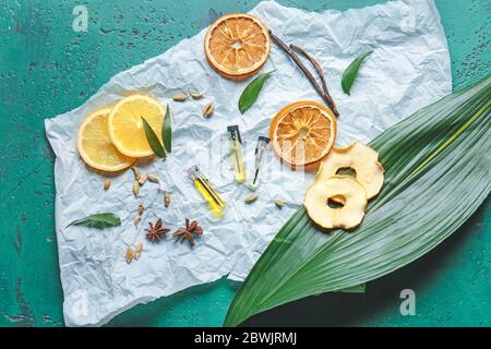 Campioni di profumo sul colore di sfondo Foto Stock