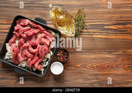 Ingredienti per stroganoff di manzo sul tavolo Foto Stock