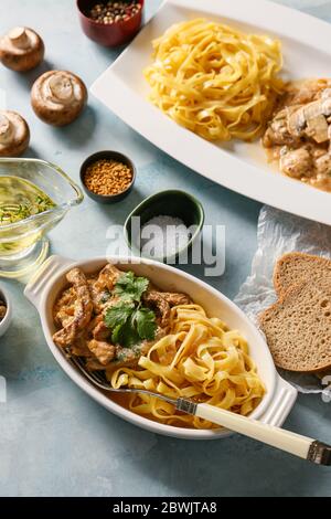 Gustoso stroganoff di manzo con pasta sul tavolo Foto Stock