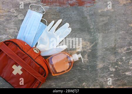 Kit di pronto soccorso su sfondo di legno. Concetto di protezione da COVID-2019. Vista dall'alto. Foto Stock