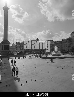 1995 scena di strada in Trafalgar Square, centro di Londra, Inghilterra sud-orientale, Regno Unito Foto Stock