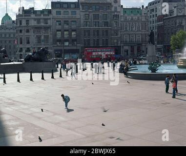 1995 scena di strada in Trafalgar Square, centro di Londra, Inghilterra sud-orientale, Regno Unito Foto Stock