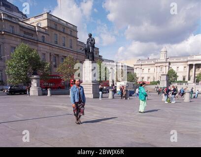 1995 scena di strada in Trafalgar Square, centro di Londra, Inghilterra sud-orientale, Regno Unito Foto Stock