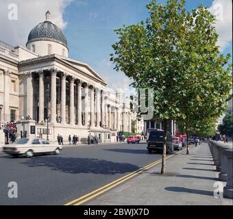 1995 scena di strada in Trafalgar Square, centro di Londra, Inghilterra sud-orientale, Regno Unito Foto Stock