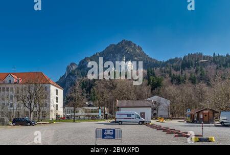 Il parcheggio di fronte al popolare punto turistico Neuschwanstein Castello. Si tratta di un palazzo romanico del 19 secolo Revival su una collina aspra sopra Foto Stock