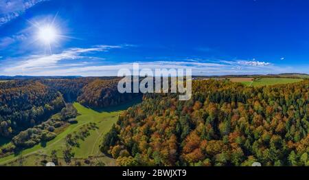 Paesaggio aereo, foresta autunnale e campi all'area ricreativa dell'Alb Schwaebische nel Baden Wuerttemberg. Foto Stock