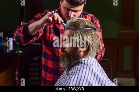 Barba uomo bionda e tagliata corta, ragazzo con capelli lunghi legati  indietro a chignon