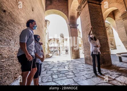 Roma, Ita. 01 Giugno 2020. Una guida che indossa una maschera e uno scudo protettivo si rivolge a un gruppo di turisti durante una visita al Colosseo di Roma, 1 giugno 2020. Il monumento e altri monumenti del suo Parco Archeologico, come il Foro Romano, il Colle Palatino e la Domus Aurea, riaprono al pubblico dopo più di due mesi di chiusura a causa della pandemia del Covid-19. AGGIORNA IMMAGINI PRESS/Riccardo De Luca Credit: Riccardo De Luca - Aggiorna immagini/Alamy Live News Foto Stock