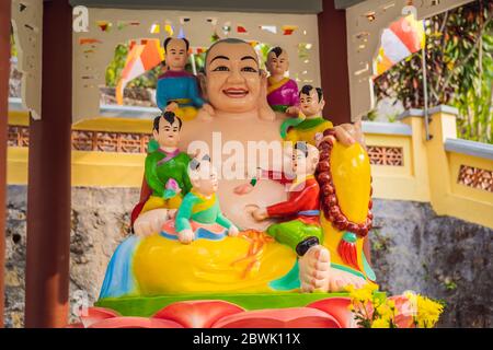 buddha colorato in stile vietnamita. Vietnam tempio Foto Stock