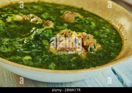 Moloukhiya, carne di foglie di iuta, cucina algerina, piatti mediterranei tradizionali assortiti, vista dall'alto. Foto Stock