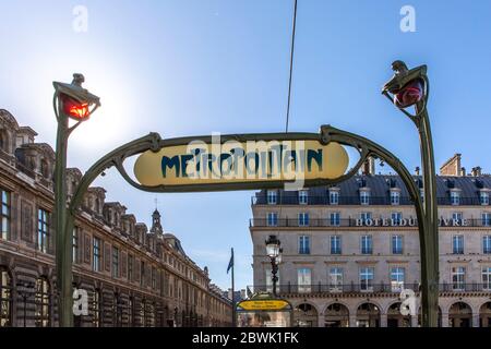Parigi, Francia - 29 maggio 2020: Segnale della metropolitana retrò a Parigi, Francia, con un cielo blu Foto Stock