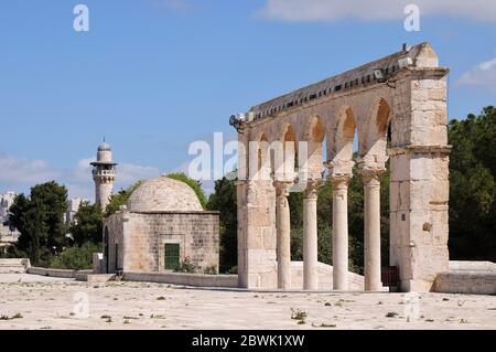 Moschea di al-aqsa (cupola della roccia) nella Città Vecchia. Nel cortile della Moschea Masjid AKSA sono presenti molti edifici storici. Foto Stock