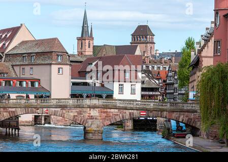STRASBURGO - Apr 28: Città vecchia, architettura tradizionale, turisti, ponte e fiume a Strasburgo il 28 aprile. 2018 in Francia Foto Stock