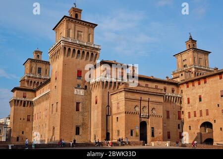 Ferrara, Italia - 31 2020 maggio: Vista sul castello della città italiana degli Este al tramonto Foto Stock