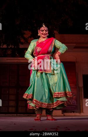 Ballerino indiano classico che esegue la forma classica di ballo di Kathak a Pushkar Camel Fair notte culturale a Pushkar, Rajasthan Foto Stock
